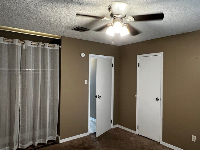 Building Photo - 405 Knollwood Cir