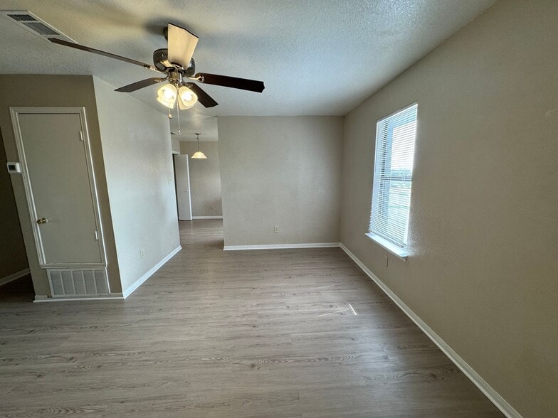 Building Photo - 1708 Benttree Dr