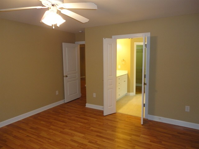 Building Photo - 5810 Colonial Dr