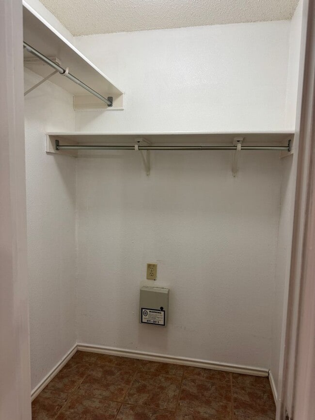 Building Photo - 8003 Chestnut Manor Dr