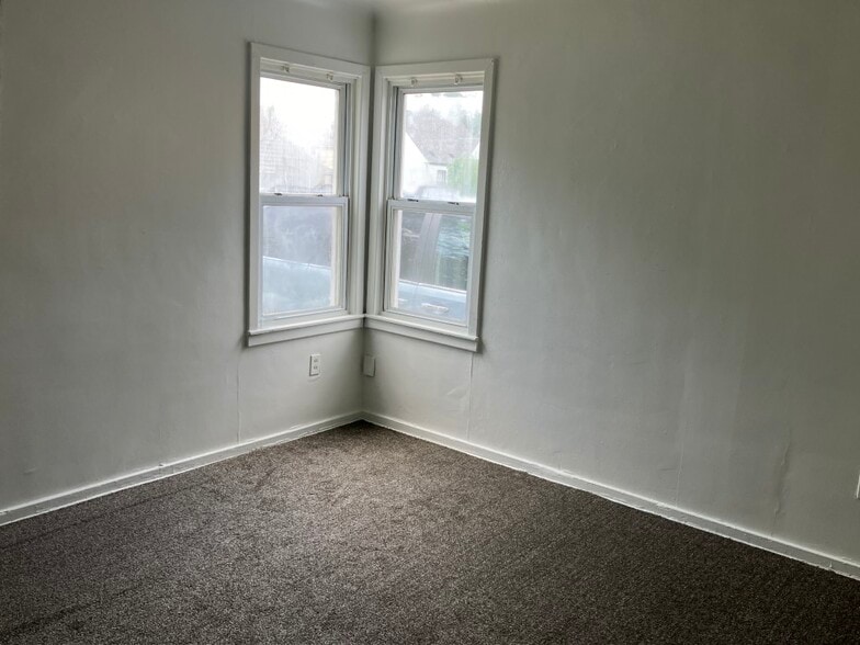 Building Photo - 23850 Dormont Ave