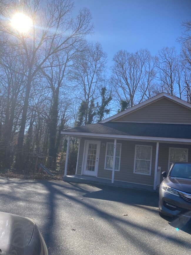 Building Photo - 2148 Zoo Pkwy