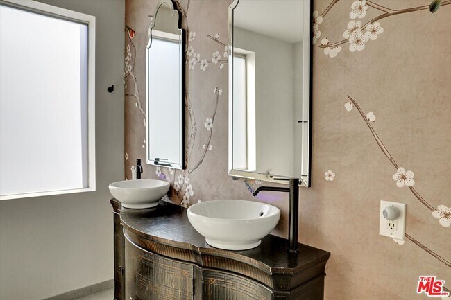 Building Photo - 2425 Clement Ave