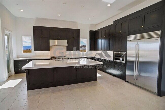 Building Photo - 30000 N Camino los Robles