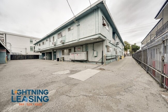 Building Photo - 14766 Delano St