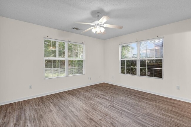 Building Photo - 1202 E Waldburg St