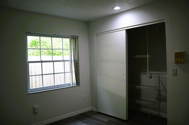 Building Photo - Spacious 4-Bed, 3-Bath Belle Isle Home wit...