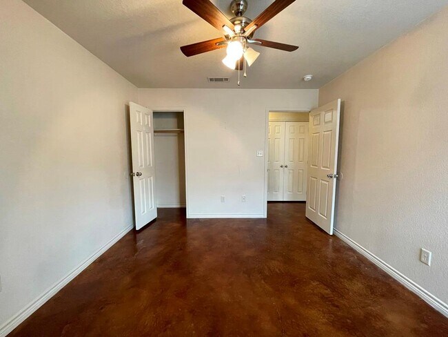 Building Photo - 207 B Andy Ln
