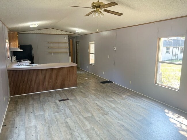 Building Photo - Mobile Home for Rent