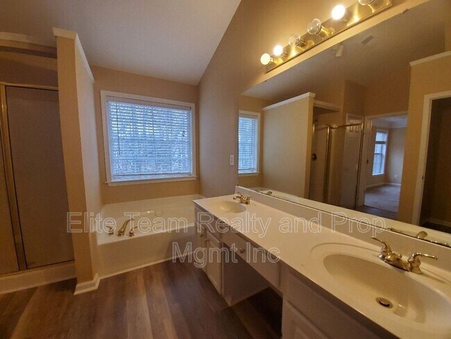 Building Photo - 10903 Chastain Parc Dr
