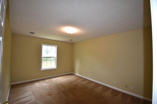 Building Photo - 4 Bedroom Pet Friendly Home For Rent!