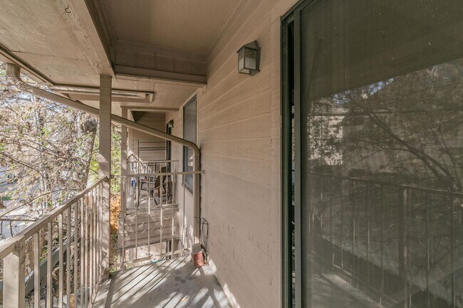Building Photo - COMING SOON! FULLY REMODELED 2 bedroom, 2 ...