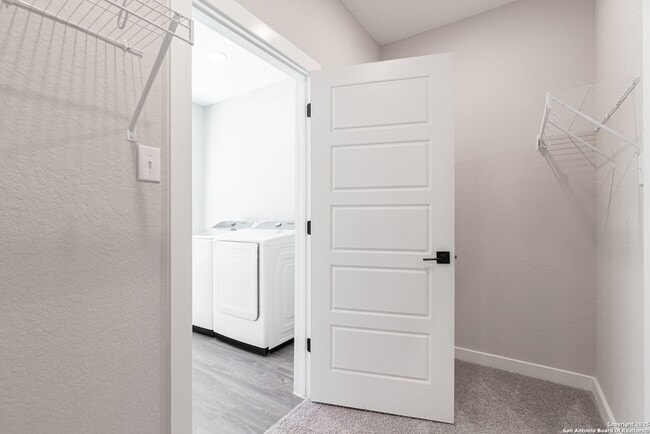 Building Photo - 5815 Tree View St