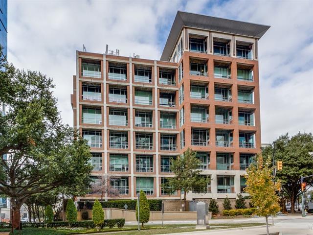 Building Photo - 2011 Cedar Springs Rd