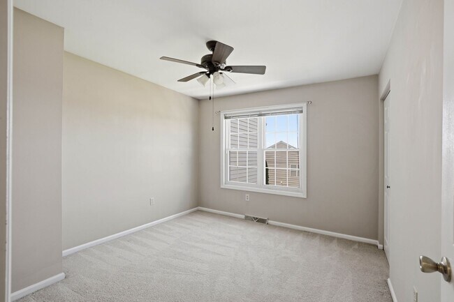 Building Photo - Stunning 3 Bedroom Townhome !
