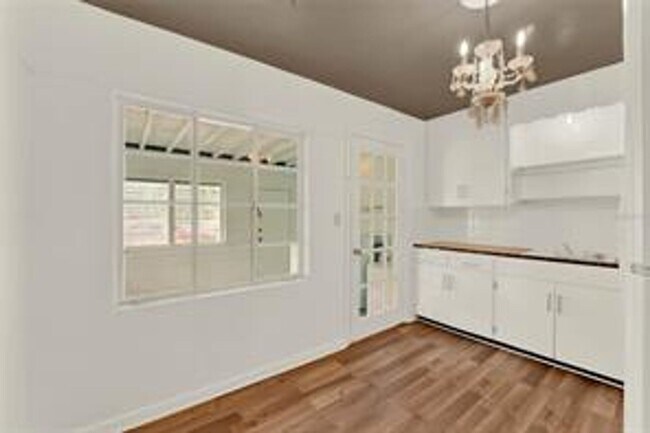 Building Photo - 1016 Alba Dr