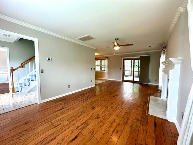 Building Photo - 8425 Hirsch Dr