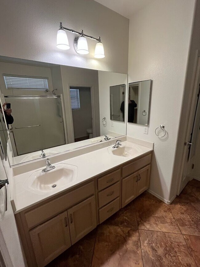 Building Photo - Stunning 3 bedroom 3 bath with Guest House in Sun City Anthem for 55+!