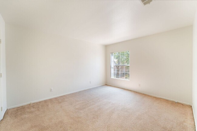 Building Photo - Northwest Townhome