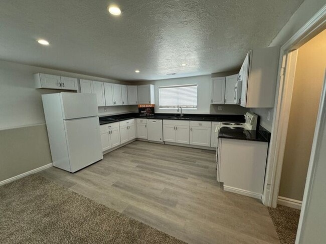 Building Photo - 5 bdrm 3 bth Home 2 Car Garage- Solar Panels! Coming Soon!