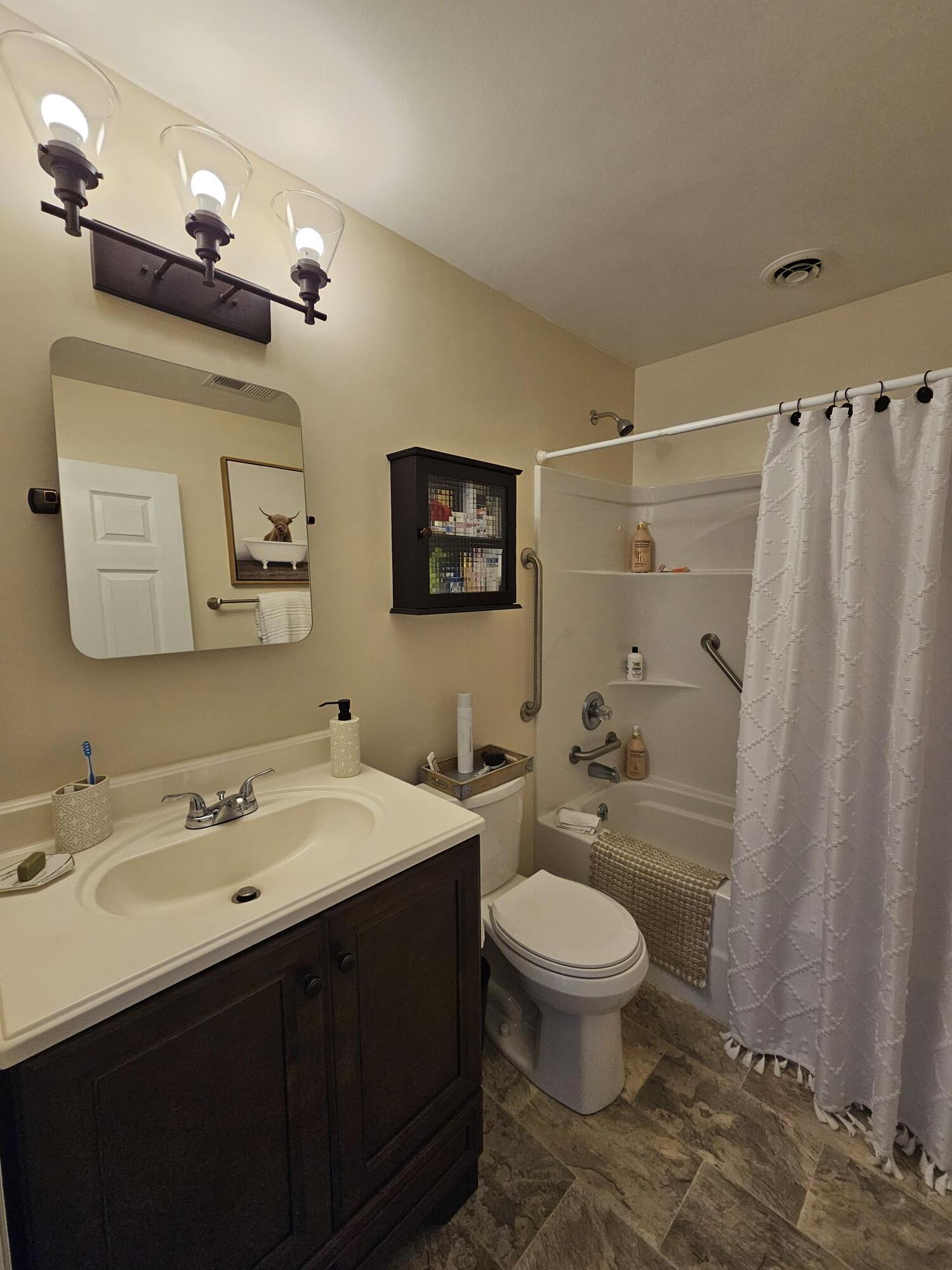 Guest Bath - 3234 Lowry Rd