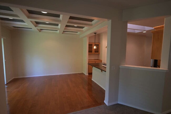 Building Photo - 2 bed plus office, 2 bathroom condo in Sun...