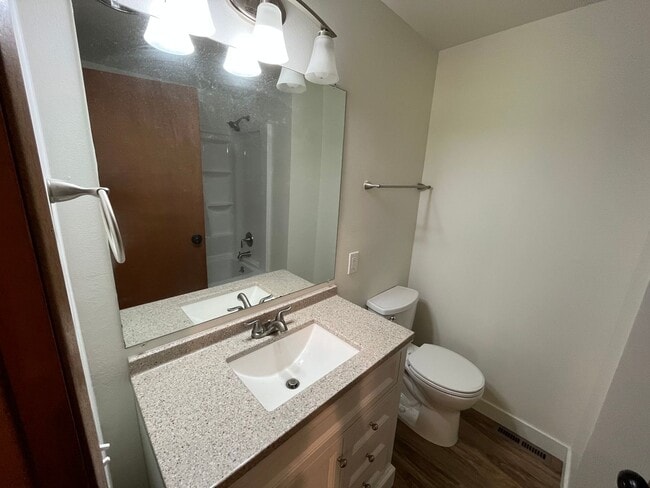 Building Photo - Beautiful 2 Bed, 1 Bath Duplex in SW Portland! Enjoy Private Yard, Spacious Floorplan in a Great ...