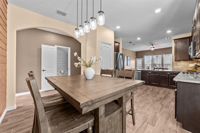Building Photo - 910 Blackhawk Dr