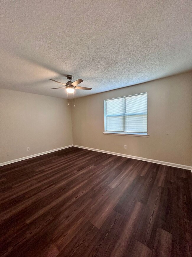 Building Photo - Newly Renovated Duplex In Highland Heights