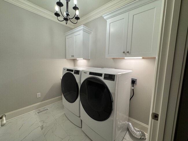 Building Photo - Grandeur Brick 4/3.5 with Bonus Room in Th...