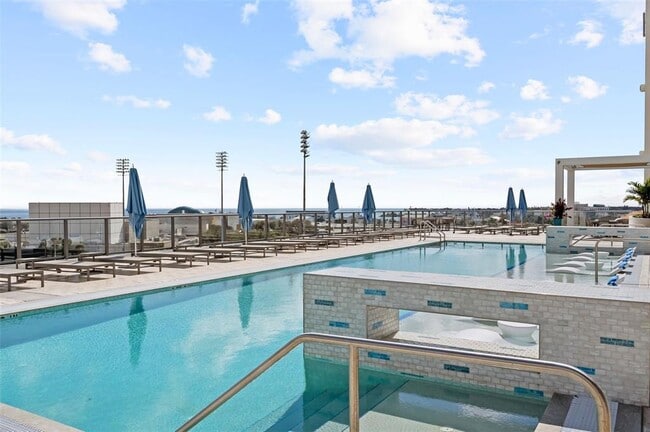 Building Photo - 301 1st St S