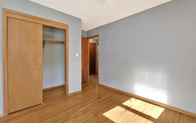 Building Photo - 211 E Meadowlark Rd