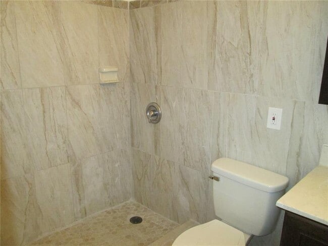 Building Photo - 4831 Bayview Dr