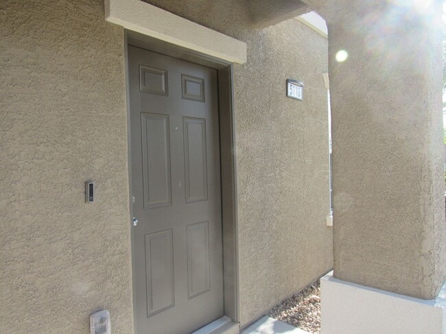 Building Photo - 3 Bedroom Townhome located near Nellis Base!