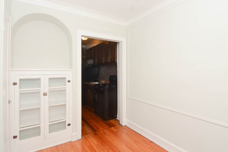 Building Photo - 547 W Surf St