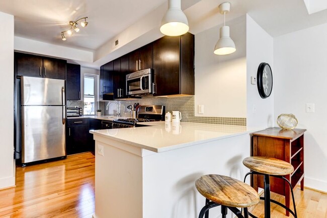 Building Photo - Lovely 1 Bedroom in Columbia Heights - A f...