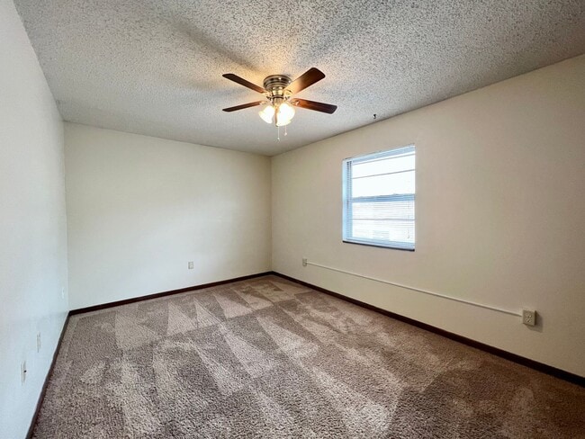 Building Photo - PRE LEASING Centrally Located 2 Bed Apartment