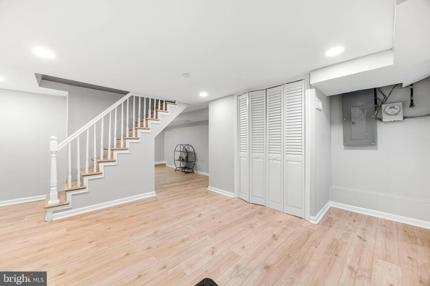 Building Photo - 4633 Kernwood Ave