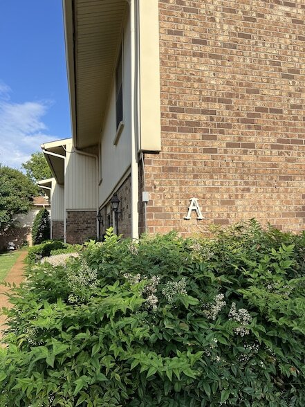 Building Photo - 2116 Hobbs Rd