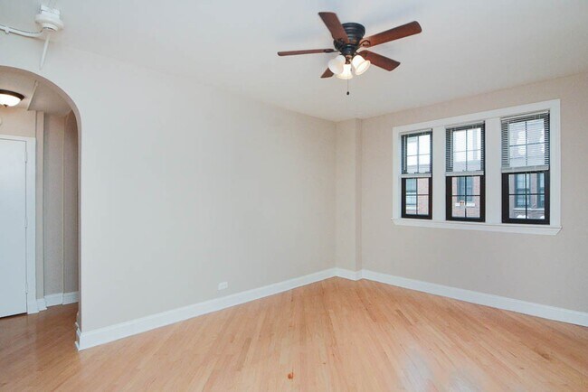 Building Photo - 899 Green Bay Rd