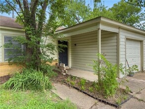 Building Photo - 703 Cherry St