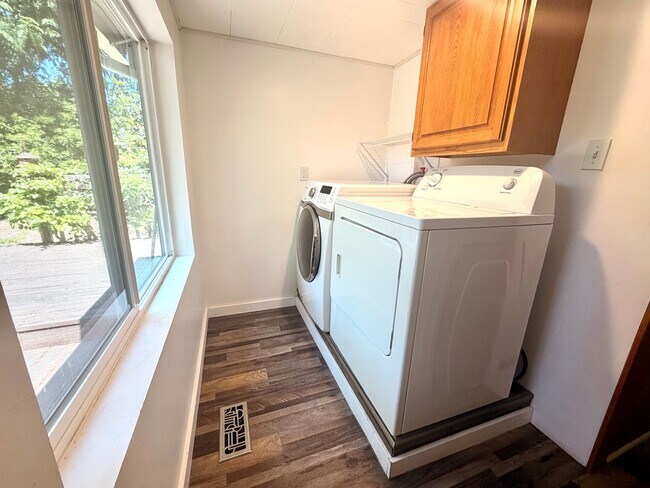Building Photo - Beautifully Updated Craftsman in the Heart of North Tacoma
