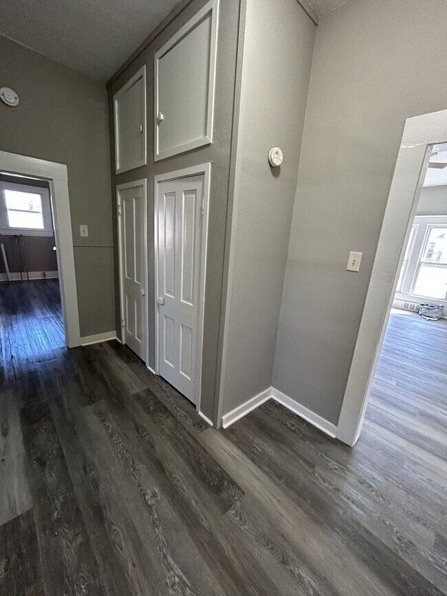 Building Photo - Remodeled And Very Adorable 3 Bedroom/2 Bathroom House