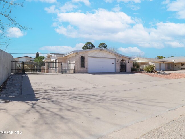 Building Photo - 1305 Vista De Oro Dr