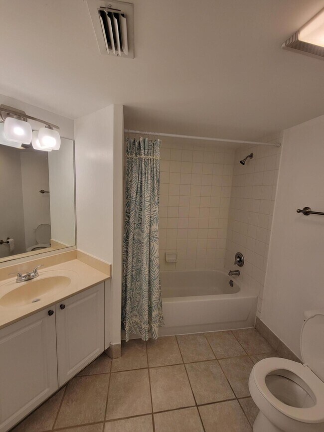 Building Photo - 1400 Crestwood Ct S