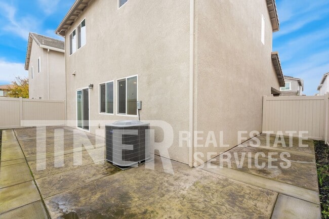 Building Photo - 3867 Roseparke Way