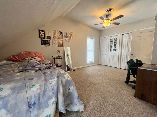 Building Photo - Beautiful Home Close to Campus