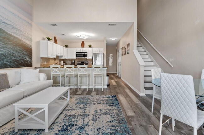 Building Photo - Beautifully furnished 2B/2B condo steps from Gulf of Mexico available for long term lease!