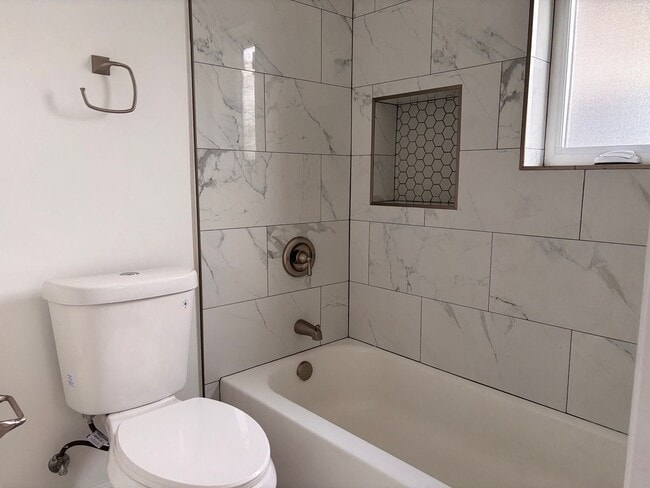 Building Photo - 3 bedrooms 3 baths home in San Diego. WATE...
