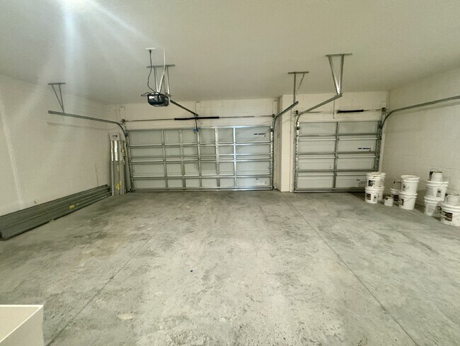 Building Photo - Spacious 4-Bedroom Home in Bradenton, FL